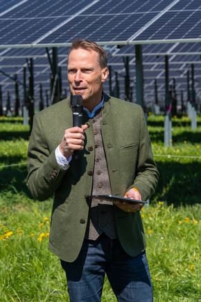 Energiewende bei Nestl&eacute; in Biessenhofen: mit neu er&ouml;ffneter Agri-Photovoltaic-Anlage auf der Kuhweide und W&auml;rmepumpen in die Zukunft