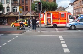 Polizeiinspektion Hameln-Pyrmont/Holzminden: POL-HOL: Holzminden - Haarmannplatz: Fußgängerin angefahren - Schwer verletzt - Kleine Beule am Fahrzeug verursacht erheblichen Personenschaden -