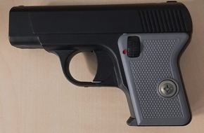 Bundespolizeiinspektion Bremen: BPOL-HB: Junger Mann mit Anscheinswaffe im Zug - Bundespolizei in Bremerhaven im Einsatz