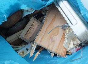 POL-SE: Lutzhorn - Unzulässige Ablagerung von Müllsäcken mit Hausrat und Restmüll