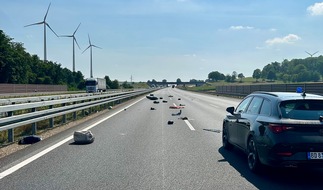 Hauptzollamt Braunschweig: HZA-BS: Der ZOLL sichert Gefahrenstelle auf der Bundesautobahn 7 Höhe Ildehausen / Dachbox löst sich auf der A7 und ein weiteres Auto wurde beschädigt