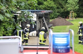 Feuerwehr Essen: FW-E: Sattelkipper stürzt beim Entladen auf Friedhof um - Fahrer leicht verletzt