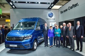 VW Volkswagen Nutzfahrzeuge AG: Bundeskanzlerin Merkel und die polnische Ministerpräsidentin Szydlo besuchen Messestand von Volkswagen Nutzfahrzeuge in Hannover