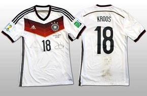 United Charity gemeinnützige Stiftungs GmbH: Fußball-Hammer: Toni Kroos versteigert sein getragenes WM-Finaltrikot / Mittelfeldspieler stellt handsigniertes Stück Sportgeschichte zur Verfügung / Erlös kommt der Toni Kroos Stiftung zugute