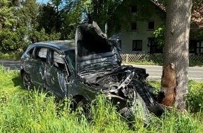 Polizei Minden-Lübbecke: POL-MI: Auto kracht gegen Baum