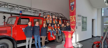 Feuerwehr Kirchhundem : FW-OE: Kinderfeuerwehr Brachthausen besucht Feuer- und Rettungswache Siegen