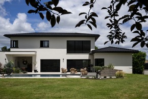 Communiqué de presse Griesser: Élégance raffinée avec les brise-soleil orientables Grinotex® Sinus