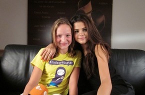 ZDF: "logo!"-Kinderreporterin Charlotte trifft Selena Gomez /  Das Allround-Talent am 2. Oktober 2013 bei KiKA (BILD)