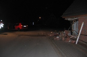 Polizeiinspektion Cuxhaven: POL-CUX: In Wohnhaus gefahren-56.0000 Euro Schaden+Ehrliche Finderin gibt hohen Geldbetrag ab + Wohnhaus in Flammen + Schlägerei nach Osterfeuer + Diebstahl von Schmuck aus Antikladen