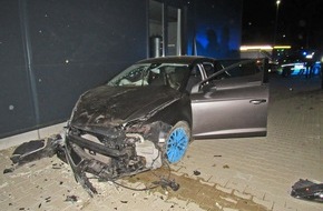 Polizei Mettmann: POL-ME: Vier schwer Verletzte nach Autounfall: 21-Jähriger verliert Kontrolle in Rechtskurve - Haan - 2004092