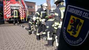 Freiwillige Feuerwehr Celle: FW Celle: 10 neue Feuerwehrleute ausgebildet - Truppmannausbildung Teil 1 in Celle abgeschlossen