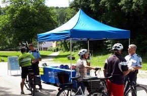 Polizeipräsidium Reutlingen: POL-RT: Seniorenaktionswoche des Polizeipräsidiums Reutlingen an den Radwegen im Neckartal und an der Großen Lauter:
"Helm tragen und Vorbild sein" - Sicher unterwegs mit dem Rad