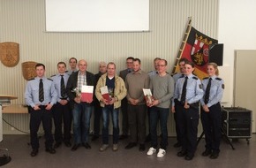 Polizeipräsidium Rheinpfalz: POL-PPRP: Bürgerehrung / Belobigung 2016
Polizeipräsident Thomas Ebling zeichnet Bürger und Polizisten aus