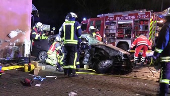 POL-STD: 24-jähriger Beifahrer nach Unfall in Buxtehuder Innenstadt tödlich und drei weitere Insassen schwer verletzt