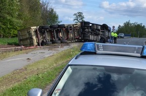 Polizeiinspektion Stade: POL-STD: Sattelzug kommt von der Straße ab und stürzt um - langwierige Bergung führt zu erheblichen Verkehrsbehinderungen