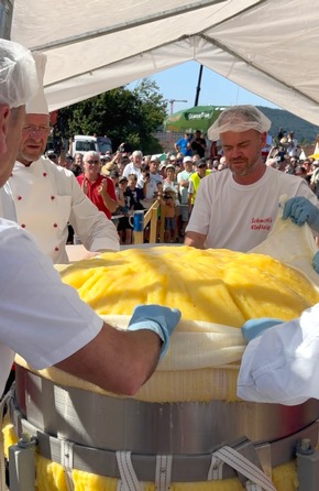 RID-Weltrekord in Franken erfolgreich – Wombach produziert weltweit »größten Kartoffelkloß« mit 464,8 kg Gewicht