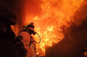 Feuerwehr Herdecke: FW-EN: Feuerwehr Herdecke trainiert realistische Brandeinsätze in einem Übungscontainer - Hygienekonzept wird beübt