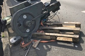 Kreispolizeibehörde Märkischer Kreis: POL-MK: Eine Tonne schwere Stanzmaschine landet auf der Baarstraße