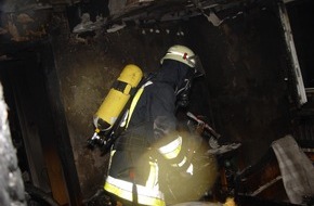 Feuerwehr Essen: FW-E: Flammen schlugen aus dem Dach