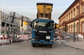 Polizeidirektion Neustadt/Weinstraße: POL-PDNW: Lkw kollidiert mit Baustellenbrücke