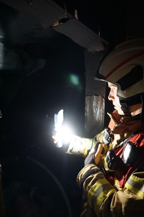 FW Ratingen: Brand in Dachgeschosswohnung - Feuerwehr rettet Frau aus Lebensgefahr