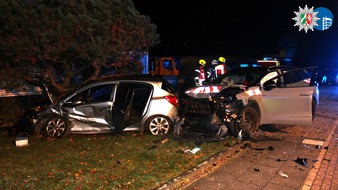 Polizeipräsidium Oberhausen: POL-OB: Fahrzeuge nach Verkehrsunfall in Vorgarten geschleudert - drei Verletzte
