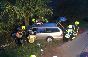 Polizeidirektion Ludwigshafen: POL-PDLU: Zwei Frauen bei schwerem Verkehrsunfall eingeklemmt