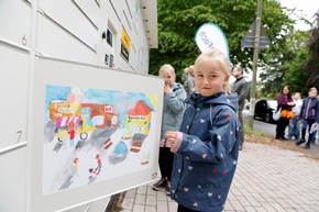 „Mach Marl bunter!“: GCP, DeinFach und stellv. Bürgermeisterin enthüllen gemeinsam kreativ gestalteten Paketautomaten