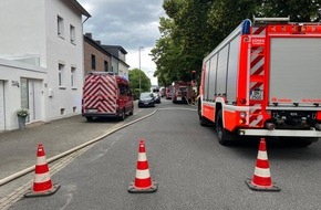 Feuerwehr Düren: FW Düren: Brand auf Balkon greift auf Dach über - Feuerwehr Düren verhindert Schlimmeres