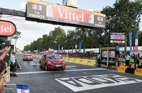 Skoda Auto Deutschland GmbH: Finale der Tour de France: SKODA KODIAQ fährt als Erster über die Ziellinie (FOTO)