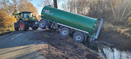 Polizeiinspektion Stade: POL-STD: Kreisstraße12 in Drochtersenermoor nach Unfall mit Traktor voll gesperrt