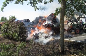 Polizeipräsidium Mainz: POL-PPMZ: Vollbrand eines mit Strohballen beladenen landwirtschaftlichen Zuges