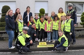Polizei Paderborn: POL-PB: Gelbe Füße weisen den Schülerinnen und Schülern der Grundschule Steinhausen den Weg