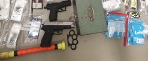 Polizeipräsidium Rostock: POL-HRO: Waffen, Betäubungsmittel und Diebesgut: Polizei nimmt 36-jährigen Rostocker fest