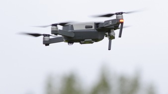 Polizeipräsidium Westpfalz: POL-PPWP: Drohnen gefährlich nahe an Flugplatz gesteuert