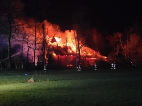 POL-STD: Feuer zerstört Reetdachhaus in Ritschermoor - zwei Personen verletzt - ca. 400.000 Euro Sachschaden
