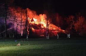 Polizeiinspektion Stade: POL-STD: Feuer zerstört Reetdachhaus in Ritschermoor - zwei Personen verletzt - ca. 400.000 Euro Sachschaden