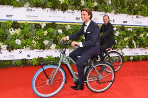 Mit Fahrrad statt Limousine zum Deutschen Filmpreis 2022 – In Kooperation mit Swapfiets setzen zahlreiche Schauspieler:innen ein Zeichen für mehr Umweltbewusstsein in der Filmbranche