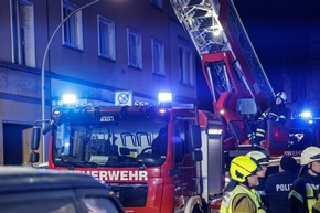 FW-MK: Feuer in Mehrfamilienhaus - Bewohner über Drehleiter gerettet
