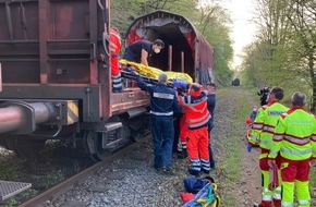 Feuerwehr Hattingen: FW-EN: Zwei Jugendliche stürzen Steilhang herunter und Brand in einer Lagerhalle - Gleichzeitig zwei Einsätze für die Hattinger Feuerwehr