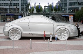 Audi AG: Landung mit Tieflader und Kran: Audi TT-Skulptur "parkt" am Münchner Flughafen
