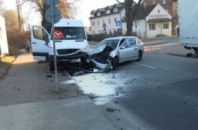 Polizeiinspektion Hameln-Pyrmont/Holzminden: POL-HOL: Holzminden - Mühlenfeldstraße: 20.000,-- EUR Sachschaden bei Zusammenprall - Fahrzeugführer bleiben unverletzt -