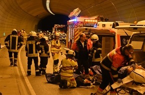 Freiwillige Feuerwehr Olsberg: FF Olsberg: Rettungsübung im Losenbergtunnel B 480 in Olsberg - Bigge