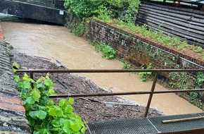 Feuerwehr Ratingen: FW Ratingen: Einsatzreicher Tag für die Kräfte der Feuerwehr Ratingen - Unwetterfront sorgt für arbeitsreichen Nachmittag