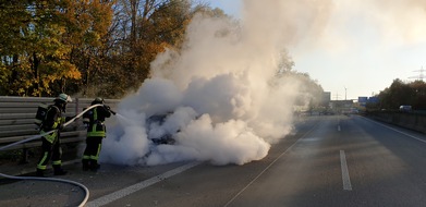 Feuerwehr Dortmund: FW-DO: PKW-BRAND AUF DER BAB 45/Feuerwehr löscht brennenden PKW auf dem Seitenstreifen