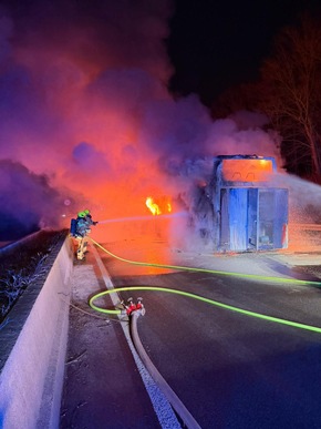 FW Ratingen: Feuerwehr auf der BAB 52 gefordert