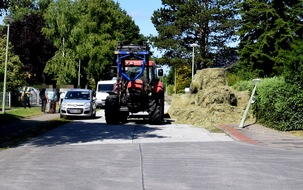 Polizei Bremerhaven: POL-Bremerhaven: Laternenmast umgefahren - Traktor verliert zwölf Heuballen