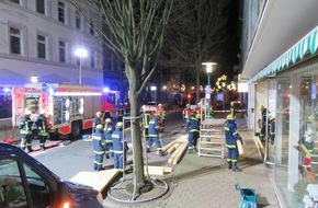 Polizeiinspektion Hameln-Pyrmont/Holzminden: POL-HM: Mercedes fährt in Blumengeschäft