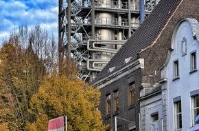 Feuerwehr Neuss: FW-NE: Feuer in Industriehalle im Neusser Hafengebiet | Maschinenbrand greift auf Dach über | Zwei Personen verletzt