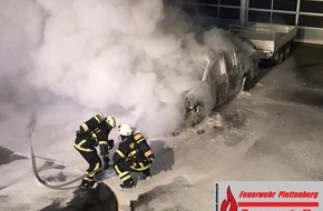 Feuerwehr Plettenberg: FW-PL: OT-Teindeln. Fahrzeuggespann brannte in der Nacht.